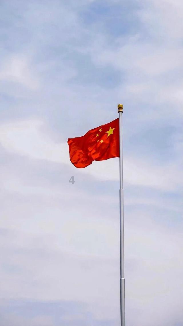 鞠婧祎身穿白色羊羔绒外套，笑容明媚动人，一种清新自然的感觉